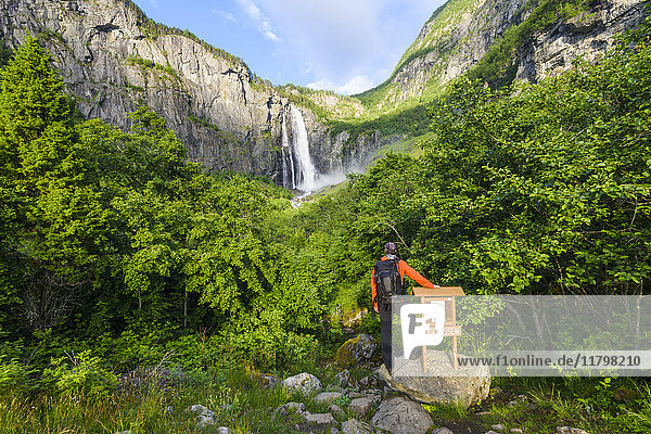 Wanderer mit Blick auf einen Wasserfall