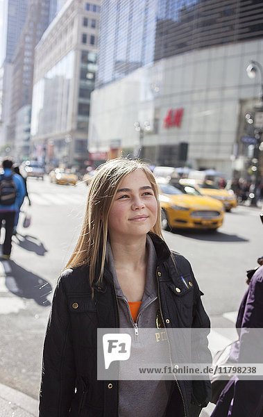 Lächelndes Teenager-Mädchen im Stadtzentrum