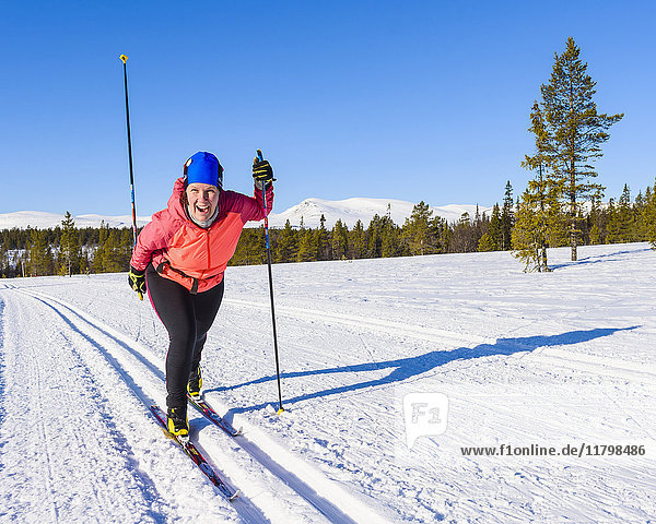 Glückliche Frau beim Skilanglauf