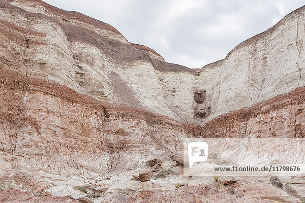 Die Bentonithügel im Cathedral Valley  farbige Gesteinsschichten und Formationen des Cainville Wash im Capitol Reef National Park in Utah.