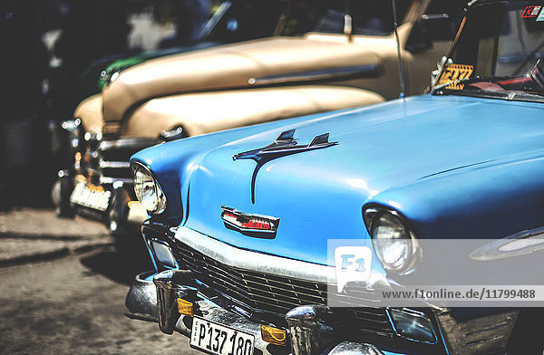 Auf einem Parkplatz geparkte klassische Autos aus den 1950er Jahren.