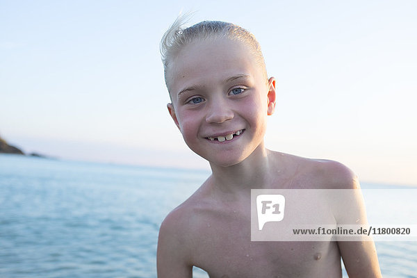 Porträt eines Jungen am Strand