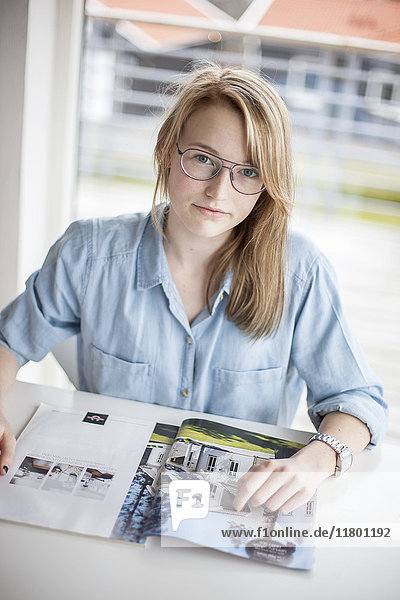 Porträt eines Mädchens mit Zeitschrift
