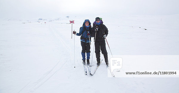 Glückliches Paar beim Skilanglauf