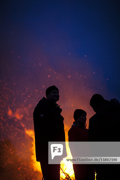 Menschen mit Lagerfeuer in der Nacht