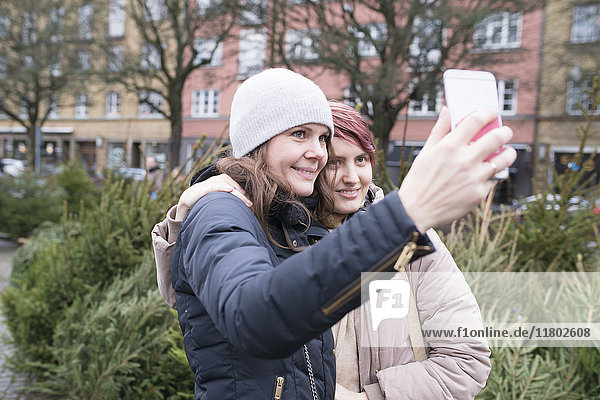 Frauen nehmen Selfie