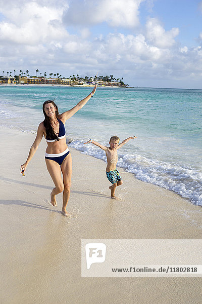Mutter mit Sohn am Strand