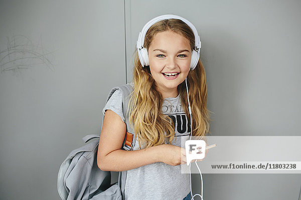 Lächelndes Mädchen mit Kopfhörern