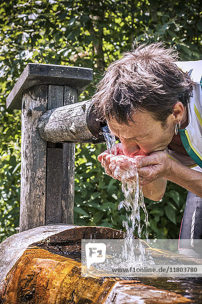 Sportler trinkt frisches Quellwasser