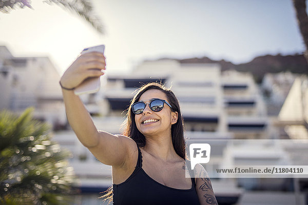 Frau nimmt Selfie im Freien