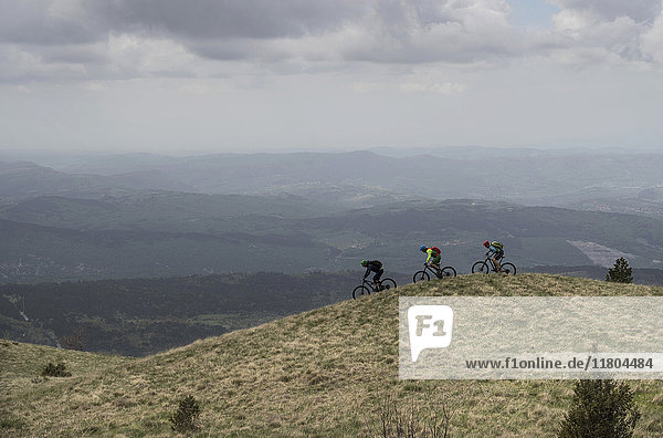 Mountainbiker beim Radfahren am Berg