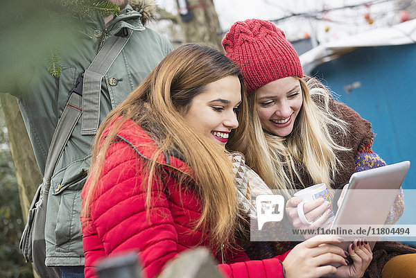 Zwei junge Frauen benutzen ein digitales Tablet