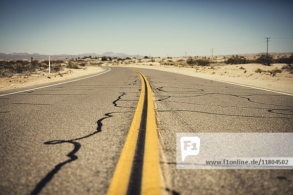 Fahrbahnmarkierungen auf leerer Straße in der Wüste