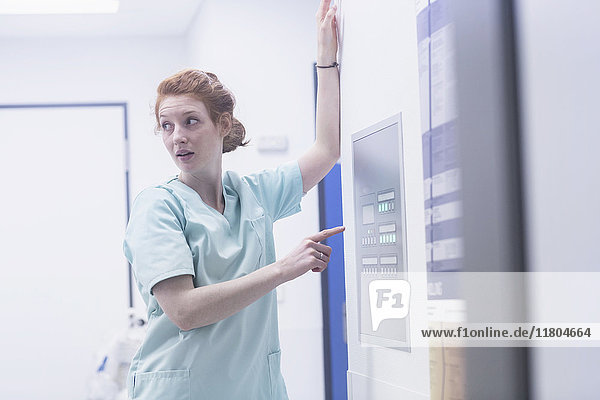 Krankenschwester drückt Knopf eines medizinischen Geräts
