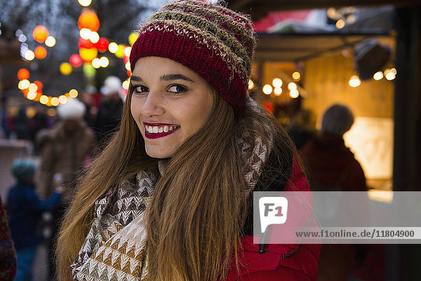 Porträt einer jungen Frau auf dem Weihnachtsmarkt