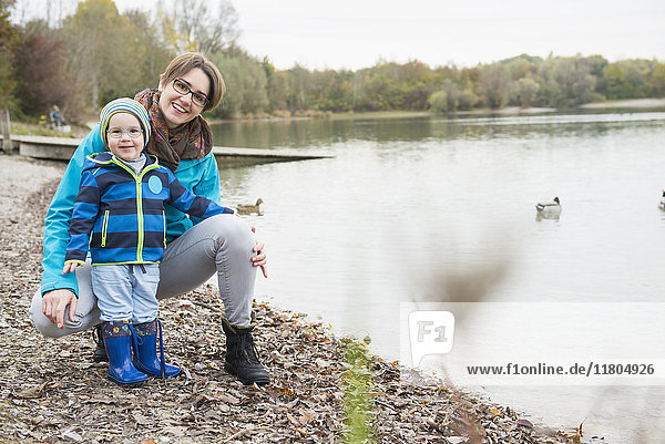 Porträt einer Mutter mit ihrem Sohn am Ufer eines Sees
