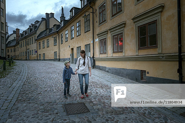 Mutter mit Sohn bei einem Spaziergang durch die Altstadt