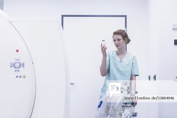 Krankenschwester mit Glasflasche und tragbarem Beatmungsgerät