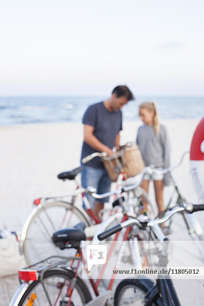 Fahrräder am Strand  Vater mit Tochter im Hintergrund