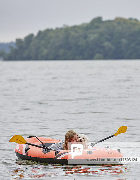 Mädchen mit Hund auf Schlauchboot
