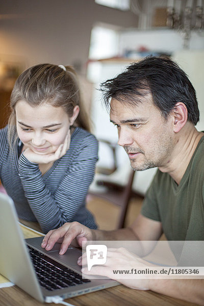 Vater mit Tochter am Laptop