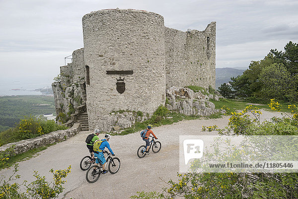 Mountainbiker auf dem Radweg bei der alten Festung