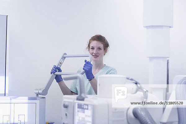 Porträt einer Krankenschwester mit einem Teil eines Röntgengeräts