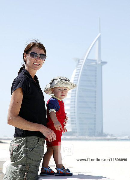 Mutter mit Sohn am Strand  Dubai