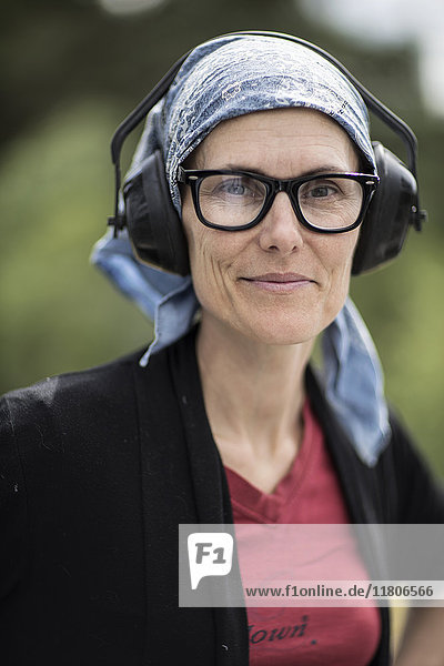 Porträt einer lächelnden Frau mit Kopfhörern