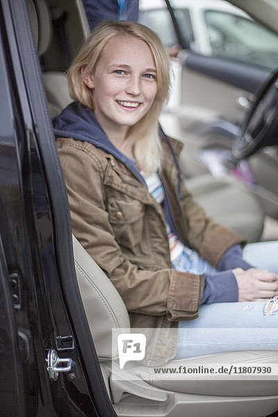 Lächelndes jugendliches Mädchen im Auto