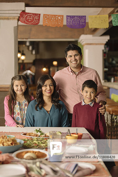 Porträt einer lächelnden hispanischen Familie im Restaurant
