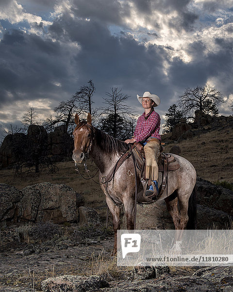 Porträt einer kaukasischen Frau  die auf einem Pferd posiert