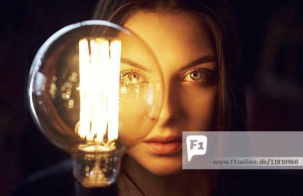 Gesicht einer kaukasischen Frau  beleuchtet von einer Energiesparlampe
