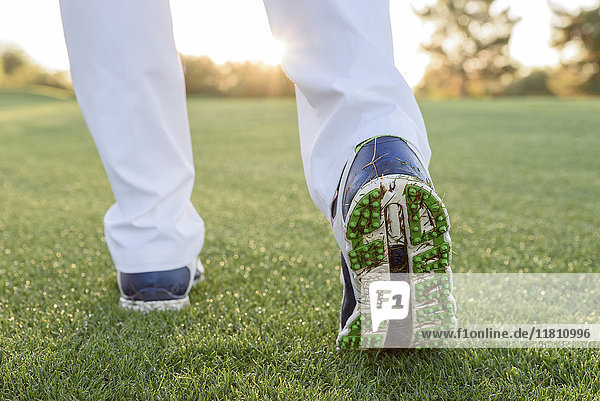 Gras klebt am Schuh eines Golfers