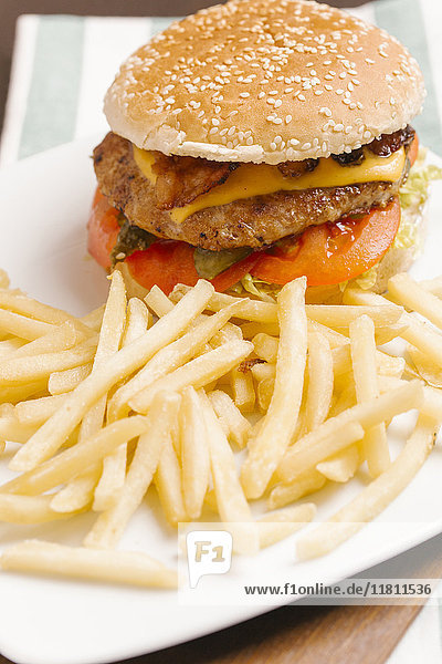 Cheeseburger mit Speck und Pommes frites