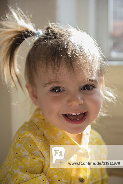 Porträt eines lächelnden kaukasischen kleinen Mädchens