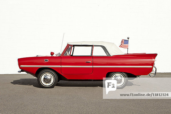 Rotes Oldtimer-Cabrio mit amerikanischer Flagge