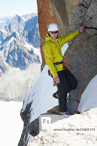 Porträt eines lächelnden Bergsteigers  Chamonix  Haute Savoie  Frankreich