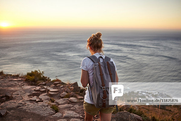Junge Frau beim Wandern  Rückansicht  Lions-Kopf Berg  Western Cape  Kapstadt  Südafrika