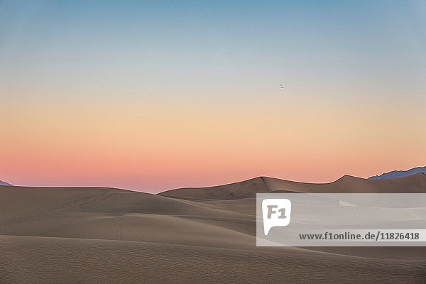 Sonnenuntergang über flachen Mesquite-Sanddünen im Death Valley National Park  Kalifornien  USA