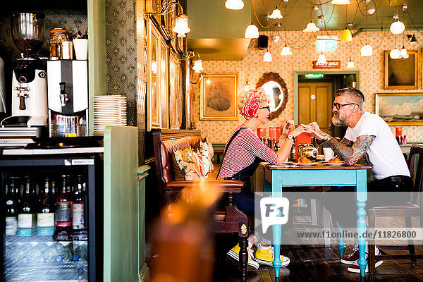 Schrulliges Paar entspannt sich in Bar und Restaurant  Bournemouth  England