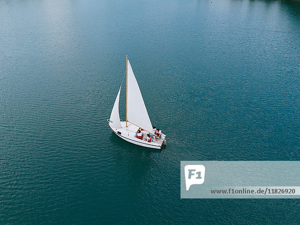 Gruppe von Personen auf einem Segelboot auf dem See