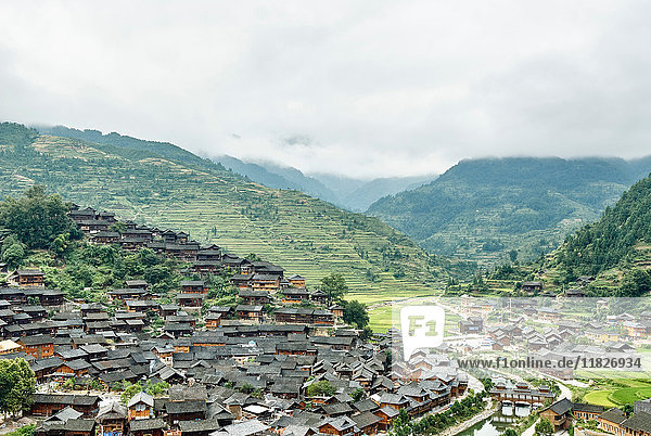 Bergtal-Landschaft und Dorf Xijiang  Guizhou  China