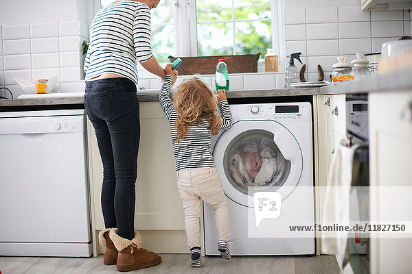 Mutter und Tochter in der Küche  Tochter hilft der Mutter beim Abwasch