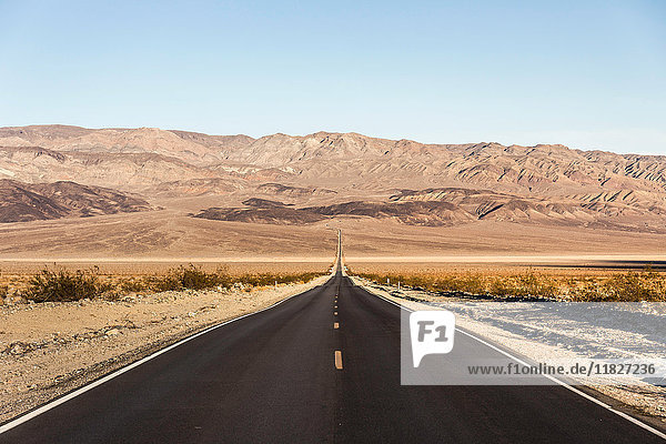Landschaft mit gerader Straße im Death Valley National Park  Kalifornien  USA