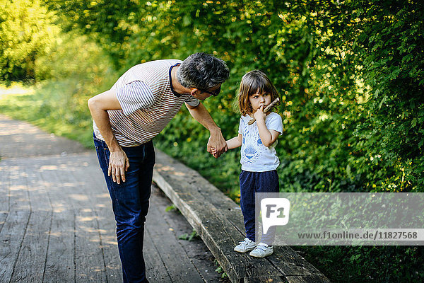 Vater und kleines Mädchen genießen Naturspaziergang