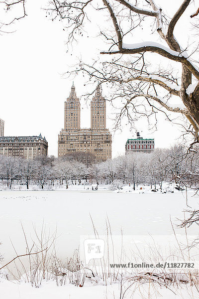 Ansicht der San-Remo- und Dakota-Gebäude vom See aus im Winter Central Park Manhattan New York City USA