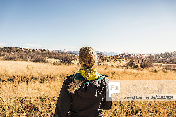 Frau schaut auf Ansicht  Rückansicht  Zion-Nationalpark  Springdale  Utah  USA