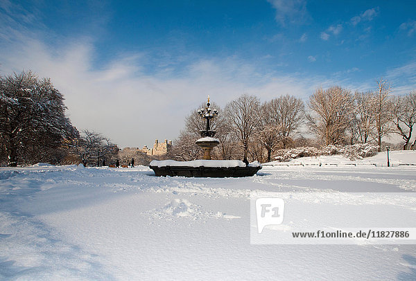 Springbrunnen über dem See des Central Park im Winter Manhattan New York City USA