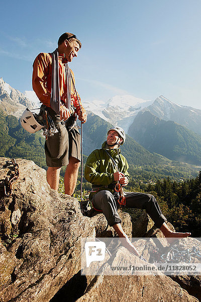 Zwei Bergsteiger ruhen sich aus  Chamonix  Haute Savoie  Frankreich